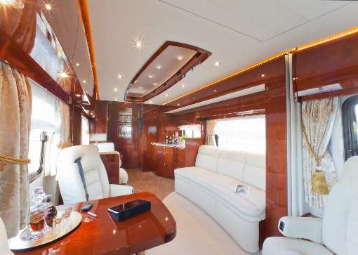 Bild 1: Innenraum eines Wohnmobils mit Mahagoni-Furnier. Foto: VARIOmobil Fahrzeugbau GmbH